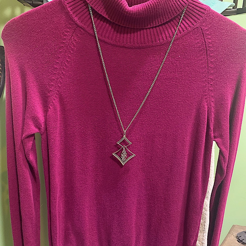 Vintage mock neck long sleeve sweater. It’s a size medium made by unio square ny